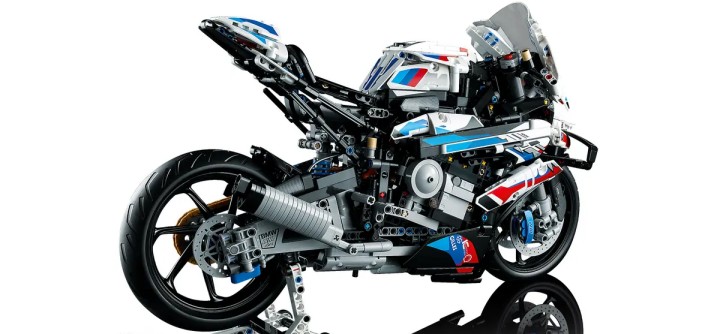Źródło: LEGO; materiały promocyjne - Na widok tego zestawu aż usiądziesz z wrażenia. Ponad 45-centymetrowy model BMW M 1000 RR to klejnot w koronie LEGO Technic - wiadomość - 2024-07-08