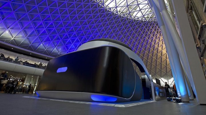 W Londynie PlayStation VR promowane jest m.in. przez taką oto instalację. W środku wielkich gogli znajdują się stanowiska z normalnymi egzemplarzami. - PlayStation VR debiutuje na rynku wraz z pierwszymi grami - wiadomość - 2016-10-14
