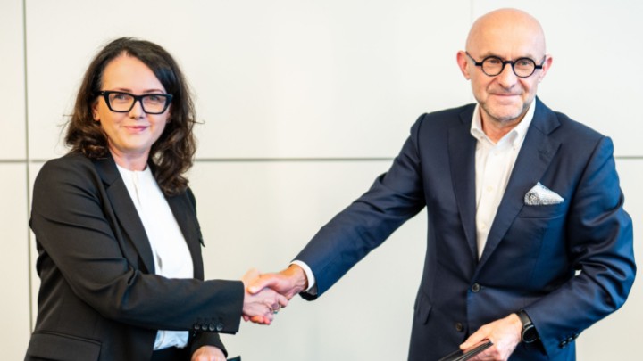 Iwona Szylar, CEO Microsoft Polska i Ireneusz Fąfara, prezes zarządu Orlen. Źródło: Microsoft News - Microsoft łączy siły z Grupą Orlen we wdrażaniu AI. To największa taka inwestycja w tej części Europy - wiadomość - 2025-07-09