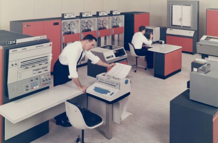 W latach 60-tych praca z komputerem wyglądała nieco inaczej, niż dzisiaj. Źródło: IBM - 60 lat temu to była maszyna marzeń - System/360 stał się ogromnym sukcesem IBM - wiadomość - 2024-04-08