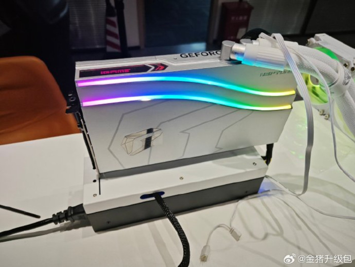 Zewnętrzna karta podczas testów. Źródło: Weibo - Zewnętrzne karty graficzne nadal tracą sporo wydajności, RTX 4090 może być wolniejszy nawet o 23% niż zwykle - wiadomość - 2024-01-30