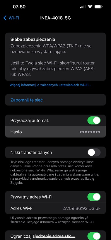 System iOS pozwala łatwo sprawdzić hasło do sieci, z którą jesteśmy połączeni. Źródło: własne.