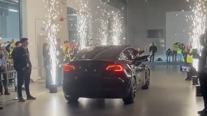 Elon Musk tańczy z radości - otworzył fabrykę Tesli w Niemczech - ilustracja #1