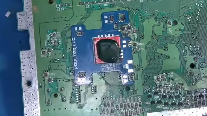 Dodatkowy układ z przelutowanym chipem PPU2. Źródło: Voultar / X - Po 33 latach największa wada sprzętowa konsoli SNES została w końcu naprawiona dzięki modderowi - wiadomość - 2024-01-31