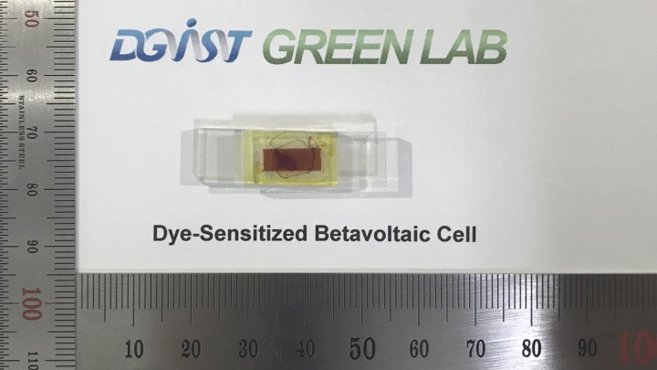 Prototyp ogniwa betawoltaicznego. Źródło: American Chemical Society - Wkrótce przestaniemy ładować smartfony? Naukowcy coraz bliżej wprowadzenia jądrowych baterii - wiadomość - 2025-03-27
