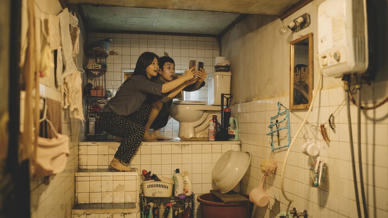 Parasite, reż. Joon-ho Bong, CJ Entertainment, 2019 - Czarne komedie, które bardziej niepokoją, niż śmieszą - wiadomość - 2024-02-02