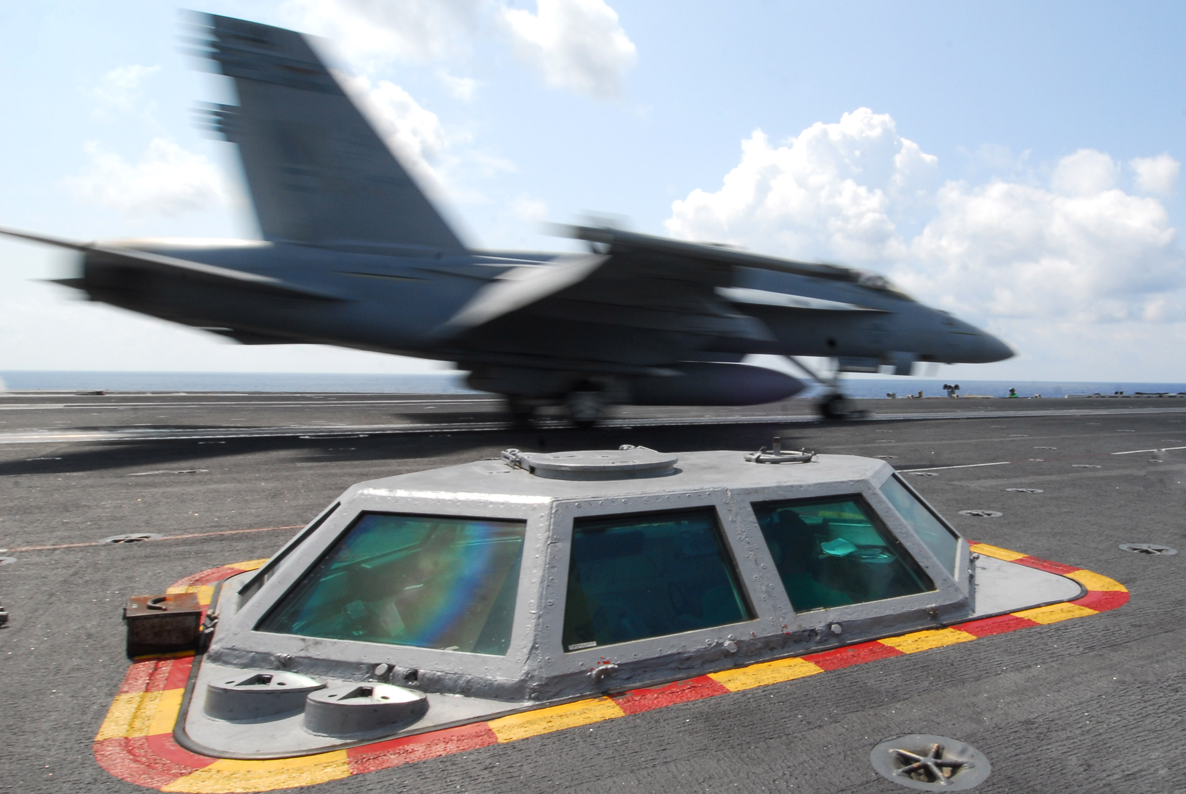 Boeing F/A-18E/F Super Hornet startujący przy pomocy katapulty parowej. / Źródło: US Navy. - Od balonów na linie po katapulty elektromagnetyczne. Tak zmieniały się lotniskowce - wiadomość - 2024-02-02