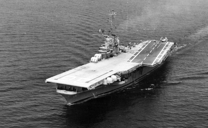 USS Antietam po przebudowie zyskał innowacyjny ukośny pokład. / Źródło: US Navy. - Od balonów na linie po katapulty elektromagnetyczne. Tak zmieniały się lotniskowce - wiadomość - 2024-02-02