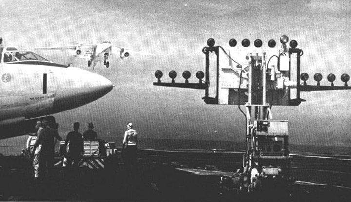 Optyczny System Lądowania na USS Forrestal. / Źródło: US Navy. - Od balonów na linie po katapulty elektromagnetyczne. Tak zmieniały się lotniskowce - wiadomość - 2024-02-02