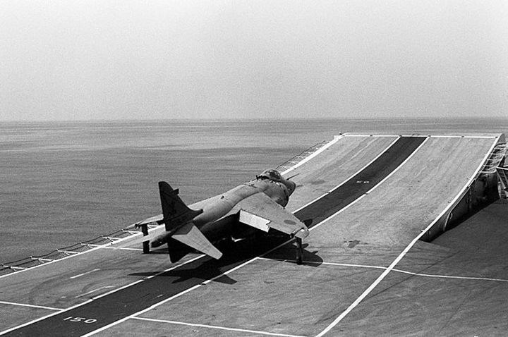 Sea Harrier startujący z rampy startowej na pokładzie HMS Invincible. / Źródło: Stephen L. Batiz, USN. - Od balonów na linie po katapulty elektromagnetyczne. Tak zmieniały się lotniskowce - wiadomość - 2024-02-02