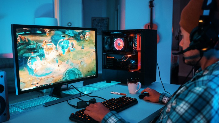 Dla gracza wybór monitora jest bardzo ważny. Źródło: Samsung Memory, Unsplash - Monitory są bardziej wszechstronne niż kiedykolwiek, ale który ekran jest najlepszy do grania? Opowiedz nam o swojej konfiguracji - wiadomość - 2024-10-29