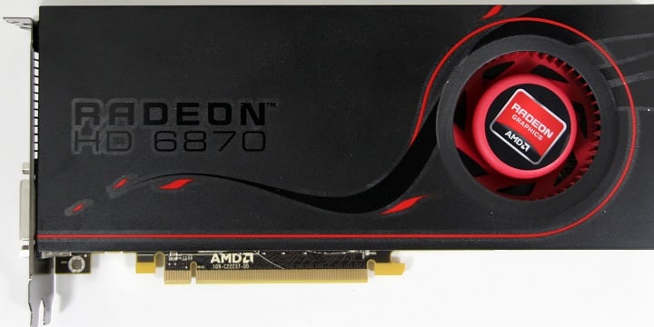 Radeon HD 6870. Po samej naklejce na chłodzeniu można zauważyć zmianę nazwy producenta. Źródło:AnandTech. - W cieniu zielonych, na przekór wszystkim - 25-letnia historia kart graficznych Radeon - wiadomość - 2025-04-30