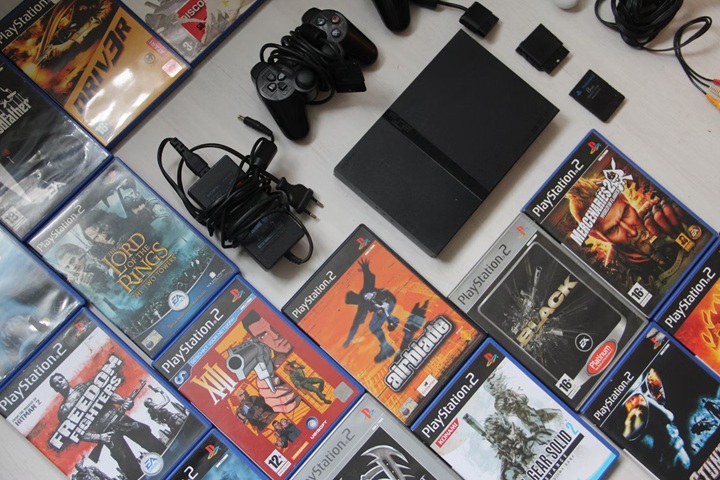 PS2 Slim nie było wiele większe od pudełka DVD. Źródło: Denise Jans / Unsplash. - Konsola niewiele większa od pudełka z grą. PS2 Slim do dzisiaj pozostaje imponującym przykładem miniaturyzacji sprzętu - wiadomość - 2025-04-03
