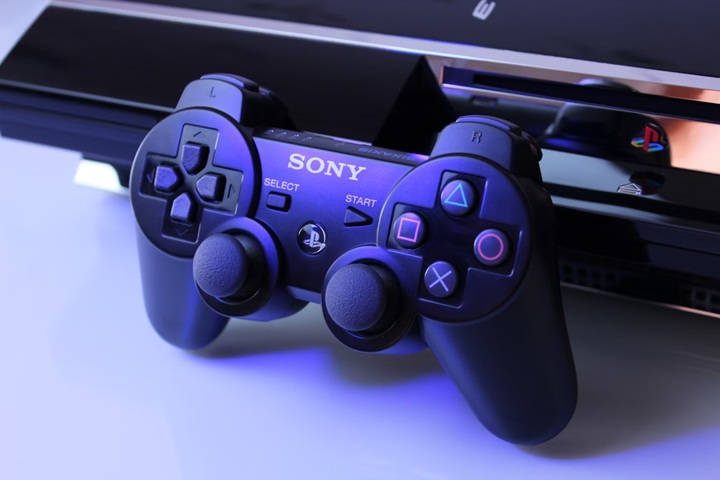 Pierwsze wersje PS3 mieściły w sobie jeszcze mniejsze PS2. Źródło: Nikita Kostrykin / Unsplash. - Konsola niewiele większa od pudełka z grą. PS2 Slim do dzisiaj pozostaje imponującym przykładem miniaturyzacji sprzętu - wiadomość - 2025-04-03