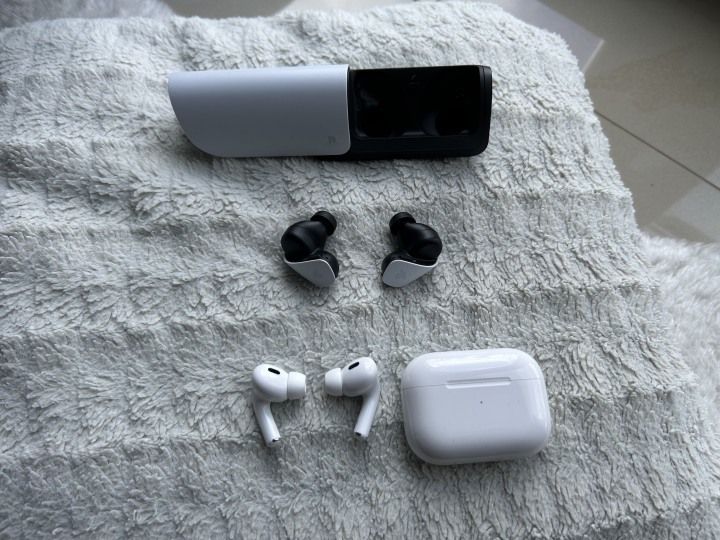 Słuchawki i etui nie należą do najmniejszych na rynku. Źródło: fotografia własna. - Chciałem dedykowane słuchawki od Sony, szczególnie do PS5, ale to nie jest to. Recenzja Sony PULSE Explore - wiadomość - 2024-04-04
