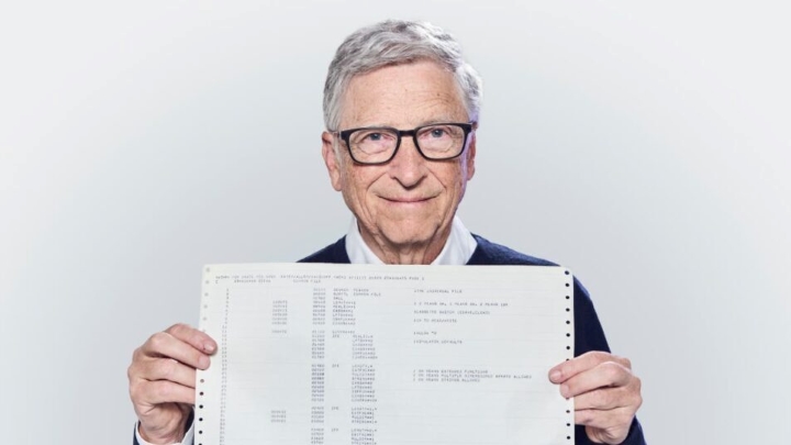 Bill Gates pozujący ze swoim dziełem. Źródło: GatesNotes