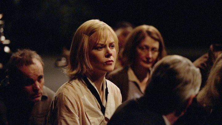 Dogville, reż. Lars von Trier, Nordisk Film, 2003 - Cel uświęca środki? Tych decyzji dla dobra filmu reżyserzy się wstydzą, a przynajmniej powinni - wiadomość - 2024-02-09