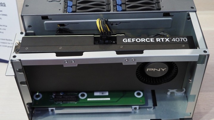 Ten zgrabny GeForce RTX 4070 ma niestandardowe chłodzenie - ilustracja #2