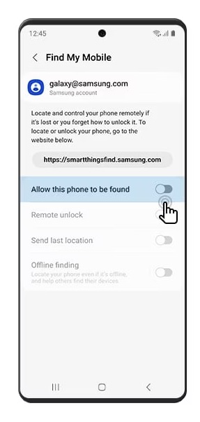 Aby móc zdalnie odblokować telefon Samsung, warto zawczasu udzielić stosownej usłudze odpowiednich uprawnień. Źródło: Samsung.