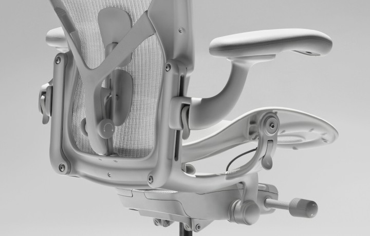 Model Aeron występuje też w wersji białej. Źródło: Herman Miller - Rok na jednym z najdroższych foteli biurowych - ekspert twierdzi, że jest warty każdej złotówki - wiadomość - 2025-02-13