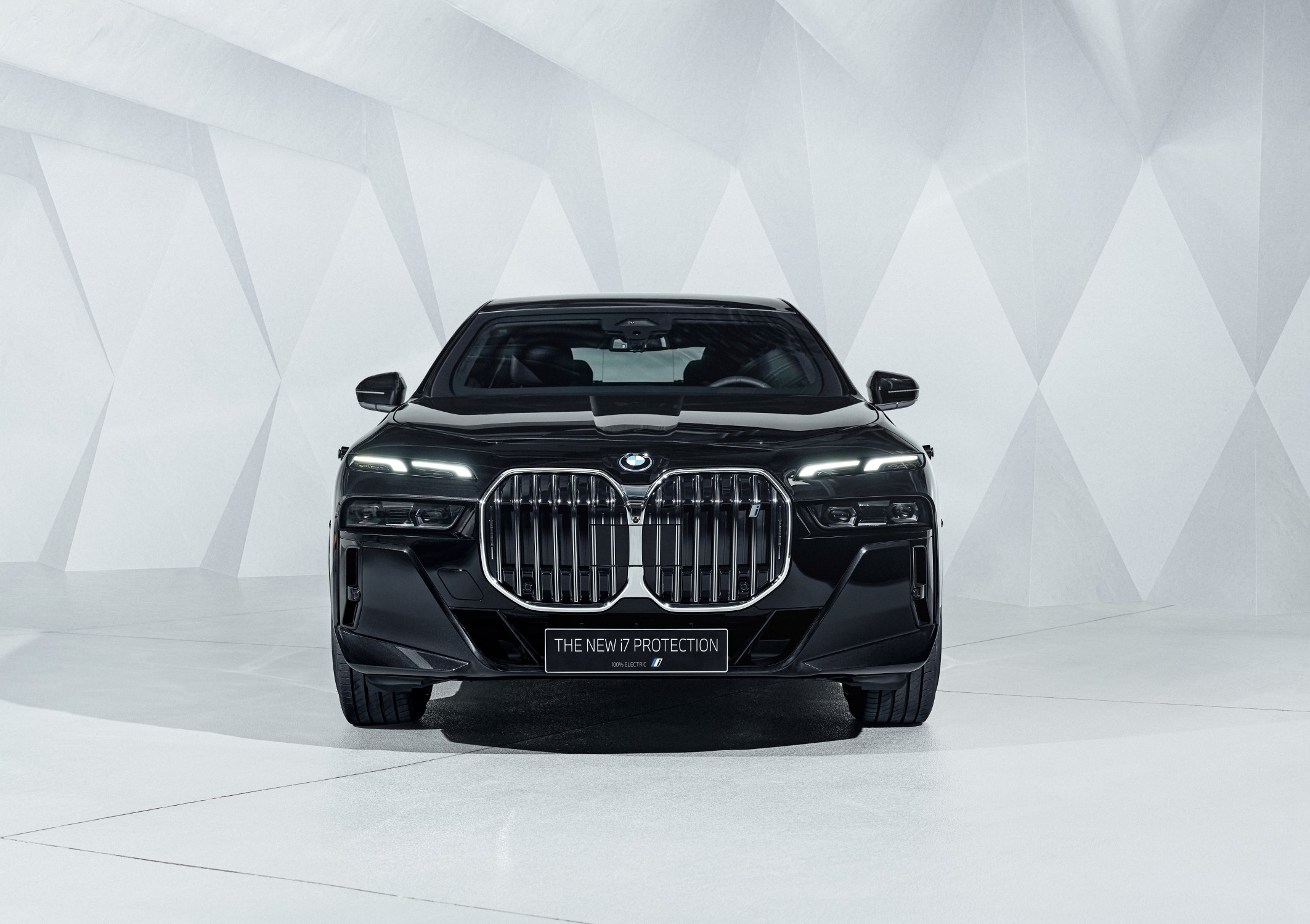 BMW i7 Protection jest odporne na drony i granaty, nowa elektryczna limuzyna zaprezentowana - ilustracja #1