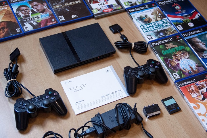 PS2 slim dla wielu graczy było pierwszym kontaktem z konsolami Sony. Źródło: Denise Jans | Unsplash. - PS2 - która wersja najlepsza? Wskazujemy konkretne modele - wiadomość - 2024-07-01