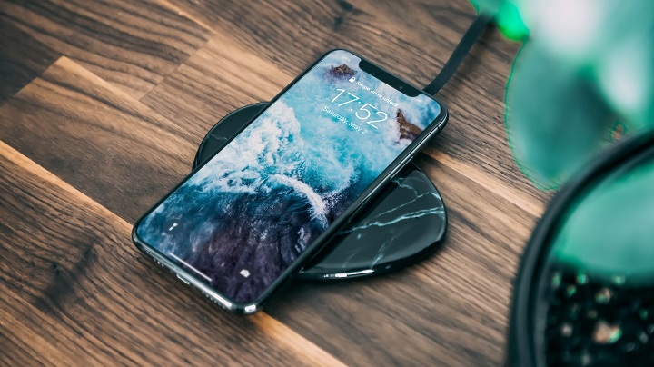 Ładowanie bezprzewodowe to funkcjonalność, która potrafi ułatwić życie użytkownikowi. Źródło: Pontus Wellgraf | Unsplash. - Czy Motorola ma ładowanie indukcyjne? Lista modeli z ładowaniem bezprzewodowym - wiadomość - 2024-07-01