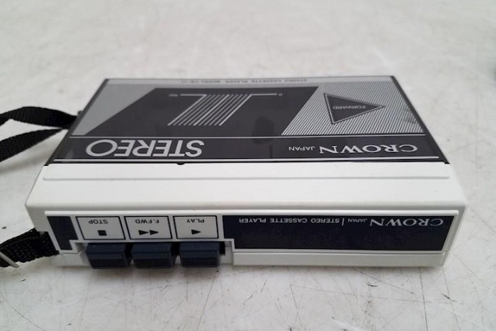 mój 1 - Dokładnie tak wyglądał mój pierwszy walkman, gdy byłem na początku podstawówki - biały z napisem CROWN. Źródło: archive.org. - Walkman budził niegdyś pożądanie jak dziś najnowszy iPhone. Dziś kończy 45 lat, a ja wciąż miło go wspominam - wiadomość - 2024-07-01