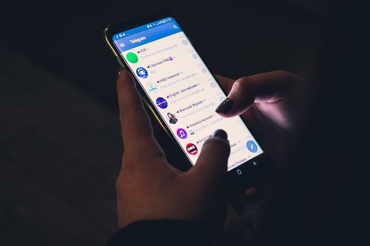 Szyfrowanie wiadomości sprawia, że Telegram cieszy się dużą popularnością m.in. w Rosji czy na Białorusi. Źródło: Christian Wiediger | Unsplash. - Czy Telegram jest bezpieczny? - wiadomość - 2024-02-21