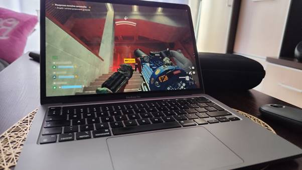 W sumie na klawiaturze i myszce także da się grać na upartego. Źródło: fotografia własna. - RTX, ray tracing i 120 FPS… bez komputera? Sprawdzamy Firebreak w GeForce NOW. Gramy w chmurze - wiadomość - 2025-07-16