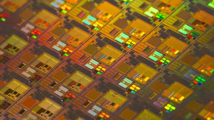 Fabryki Intela to duża szansa na rozwój technologiczny. Źródło: Maxence Pira, Unsplash - Nieoficjalnie: Intel ma otrzymać miliardy dolarów wsparcia dzięki CHIPS and Science Act - wiadomość - 2024-03-20