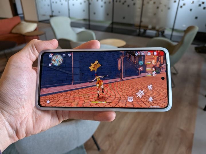 Do grania brakuje tu trochę mocy. Ale jeśli chcemy czymś wypełnić chwilę wolnego - da radę. Źródło: fotografia własna. - Pojemna bateria 6000 mAh nie wynagradza przeciętnej wydajności oraz aparatu. Recenzja realme 14 5G - wiadomość - 2025-05-22