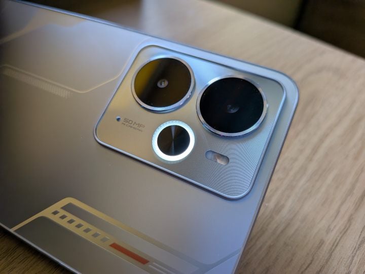 Świecąca "aureola" wygląda świetnie. Właściwie zawsze ładowałem telefon pleckami do góry, żeby ją widzieć. Źródło: fotografia własna. - Pojemna bateria 6000 mAh nie wynagradza przeciętnej wydajności oraz aparatu. Recenzja realme 14 5G - wiadomość - 2025-05-22
