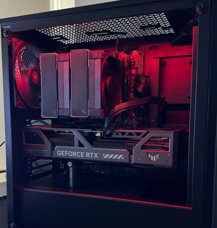Całkiem mocny PC, tutaj już z RTX 5080. Źródło: younakorn13, Reddit - Nowy PC do gier „niszczy PS5” w najlepszy sposób: Gracz składa swój pierwszy komputer po 15 latach i nie chce wracać do konsoli - wiadomość - 2025-05-23