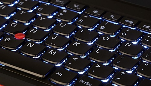 Klawiatury w laptopach najczęściej posiadają kilka trybów podświetlenia. Źródło: Lenovo.