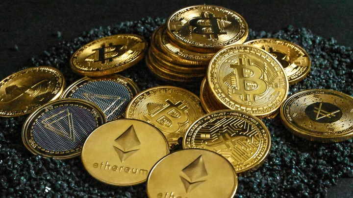 Wydobywanie BTC nie opłaca się w krajach, gdzie są wysokie ceny energii. Źródło: Traxer, Unsplash - W ciągu trzech tygodni w mieszkaniu wynajmowanym przez Airbnb zużyli prąd na sumę 5500 złotych. Właściciele odkryli, że wydobywali kryptowaluty - wiadomość - 2025-08-22