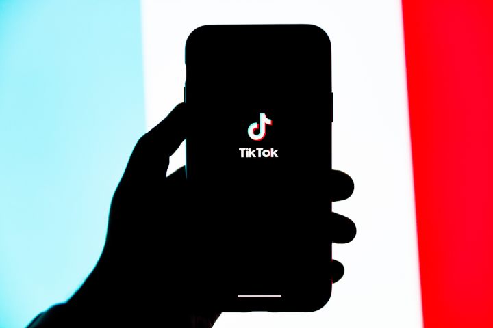 TikTok manipuluje; pracownicy sami decydują, co jest popularne - ilustracja #1