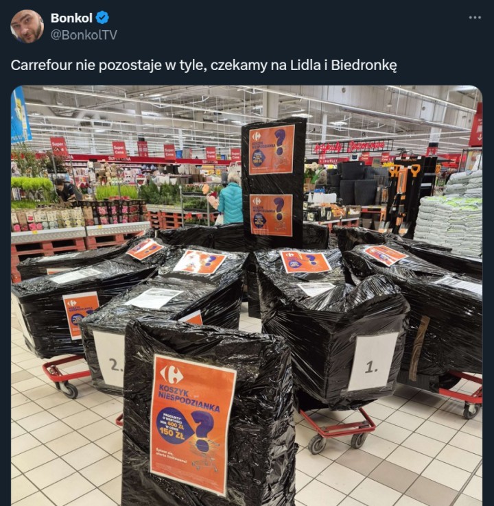 W niektórych supermarketach Carrefour już pojawiły się ofoliowane koszyki. Źródło: BonkolTV, platforma X - Lootboxy w rzeczywistości, czyli tajemnicze wózki w promocjach Auchan i Carrefour - wiadomość - 2024-04-12