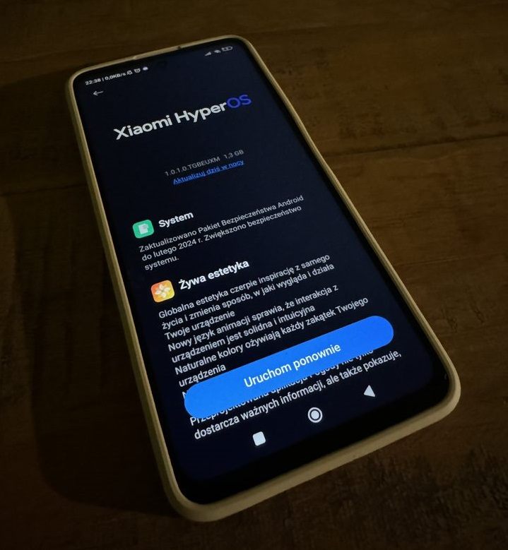 Zmiana systemu przebiega tak samo, jak klasyczna aktualizacja. Źródło: fotografia własna. - Zainstalowałem HyperOS na swoim telefonie i poza jedną funkcją nie widzę większej różnicy - wiadomość - 2024-04-12