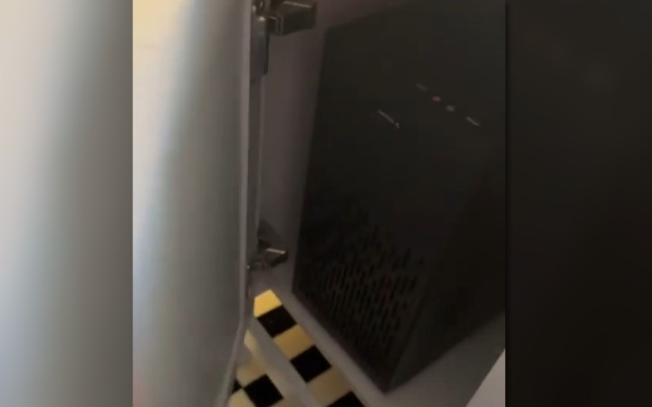 Komputer nie może być schowany w szafie. Źródło: headcrab93, Reddit - „To air fryer”: Gracz nie rozumiał, dlaczego jego PC się wyłącza podczas grania - społeczność pokazała, w czym jest problem - wiadomość - 2025-05-26