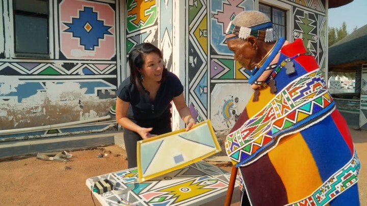 Inżynier Stella Clarke i artystka Esther Mahlangu. Źródło: BMW - To elektryczne BMW łączy sztukę, nowoczesną technologię i potrafi zmieniać wygląd - wiadomość - 2024-03-08