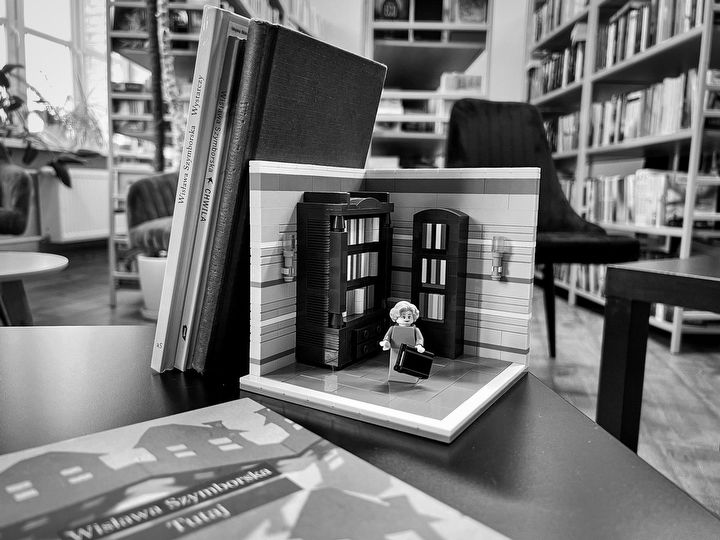 LEGO zaprezentowało figurkę Wisławy Szymborskiej świętując Dzień Poezji - ilustracja #2