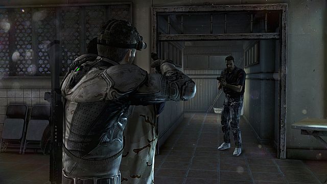 W razie potrzeby, Sam nie patyczkuje się i chwyta za broń - Splinter Cell: Blacklist – trzy oblicza Sama Fishera w filmie z polskimi napisami - wiadomość - 2013-03-26