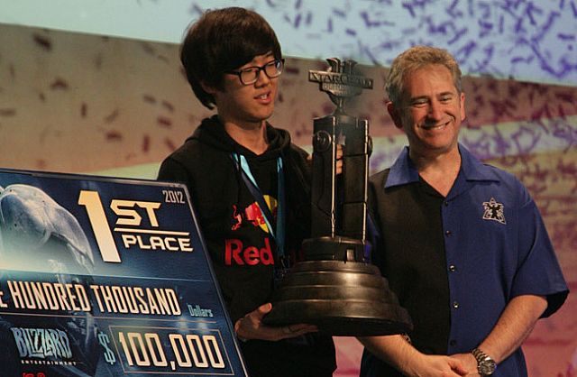 Zwycięzca turnieju – Koreańczyk PartinG – razem z Mikem Morhaimem - StarCraft II – podsumowanie turnieju BWC i obecny stan bety Heart of the Swarm - wiadomość - 2012-11-19