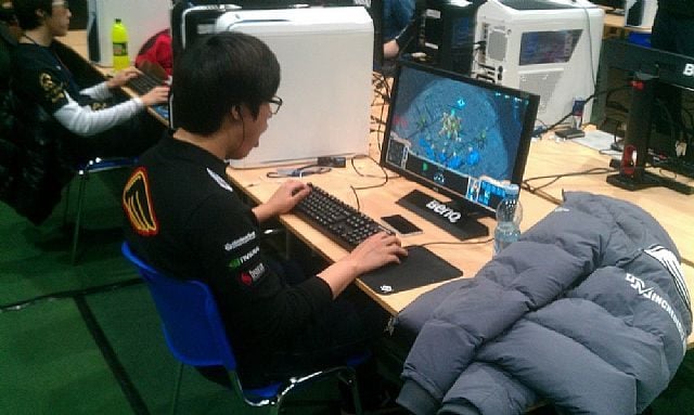 Koreańczycy dominowali dzisiaj w Spodku. Na zdjęciu widać jednego z Azjatów, ćwiczącego w gameroomie - Intel Extreme Masters Katowice - podsumowanie dnia drugiego - Polacy wypadają z gry - wiadomość - 2013-01-19