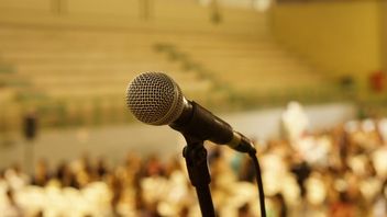 Wykorzystali AI do odtworzenia głosu zmarłego komika. Sprawa trafiła do sądu