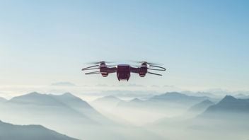 Drony sterowane przez AI mogą znacznie szybciej odnajdywać zaginionych w górach, ciekawe wyniki badań naukowców