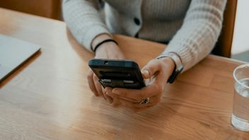 Koniec ery częstych zakupów telefonów w Polsce. Wyniki sprzedażowe operatorów potwierdzają nowy trend