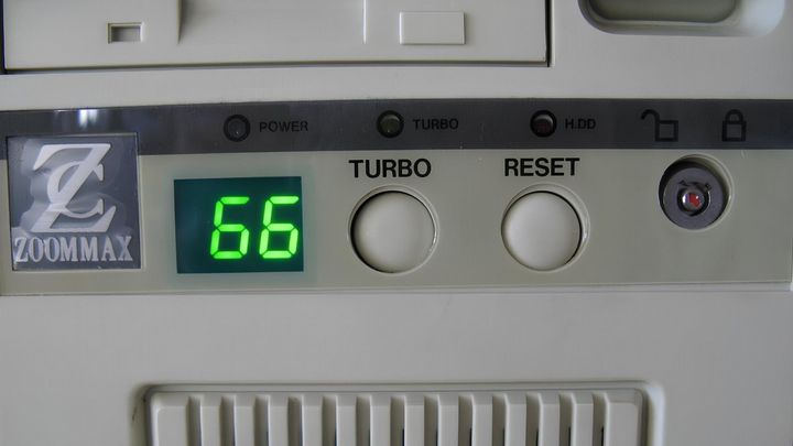 Kilkanaście lat temu komputery PC miały przycisk Turbo. Wielu myślało, że przyspieszy on działanie komputera, ale w rzeczywistości działał odwrotnie