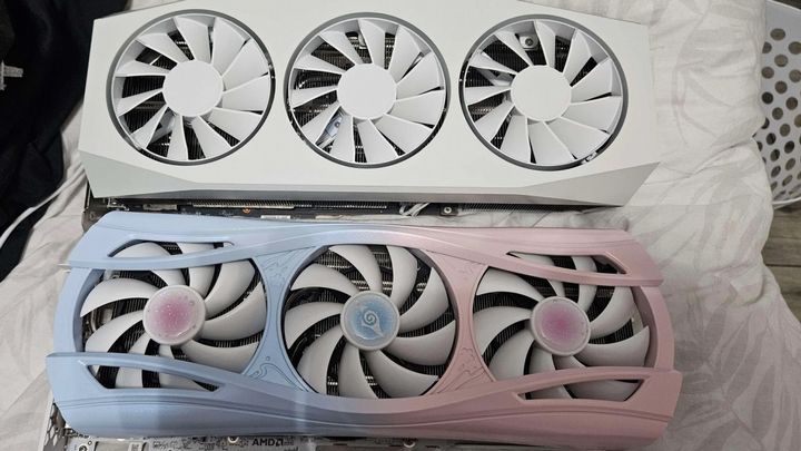 Gracz kupuje kartę graficzną AMD na Amazonie, a po dwóch tygodniach z AliExpress dociera do niego drugie GPU, o którym zupełnie zapomniał
